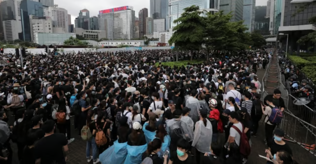 【一日一蘋果】回首2019．街頭群像｜跨代市民佔領金鐘　阿婆怒斥：係林鄭煽惑我哋上街