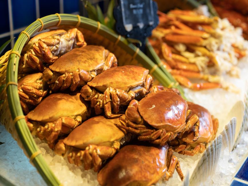 【自助山・灣仔】全港唯一 360° 旋轉餐廳｜自助午餐・任食海鮮自助晚餐｜秋冬限定「臘味自助餐 × 金菊園」