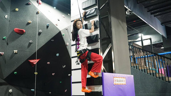 【深圳 | 景點門票】『Gjump運動樂園』福田深業上城店｜自由蹦床、攀巖、梅花樁...全場30+項目通玩不限時套餐｜網紅解壓運動館